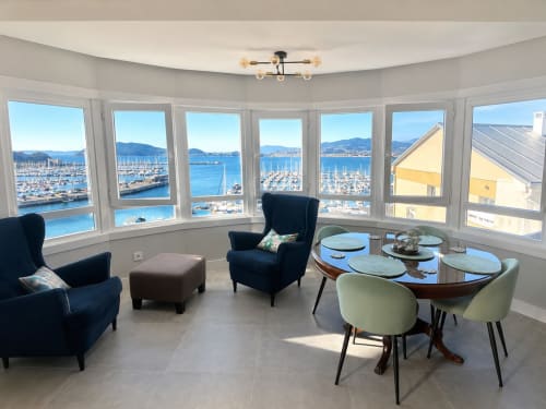 Lujoso apartamento con vistas al mar en Holibai Baiona, ventanales panorámicos hacia la marina, amueblado con modernidad y zona de comedor