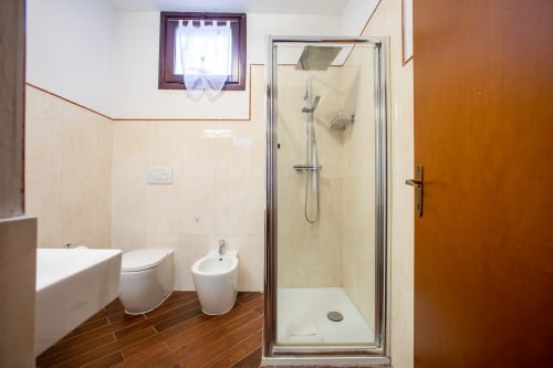 Bagno moderno nell'appartamento Ilary's House a Verona, con toilette, bidet, lavabo e cabina doccia walk-in