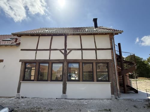 Le Gîte cottage de La Grange Aux Étangs à Sennely avec façade à colombages et vue sur le jardin