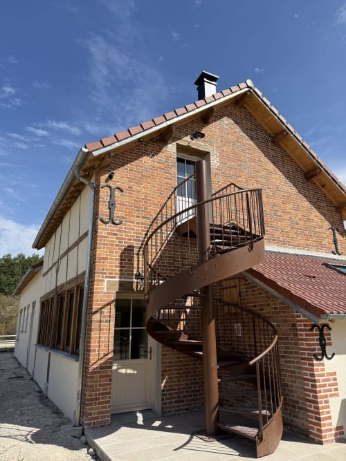 Cottage en brique La Grange Aux Etangs avec entrée escalier en spirale, jardin de Sennely