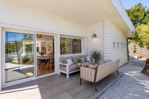 Terrasse moderne de la villa à La Loge Du Bassin avec coin détente, table à manger et accès direct aux espaces de vie à Lège-Cap