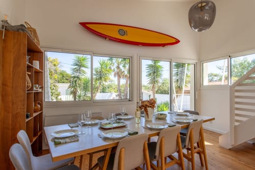 Salle à manger contemporaine de la Villa Cloudbreak avec décoration surf, table en bois et vue sur le jardin à La Loge Du Bassin, Lège Cap