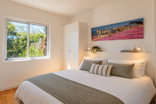 Chambre moderne et lumineuse à la Villa Cloudbreak à Lège-Cap-Ferret avec lit queen, vue sur le jardin et lumière naturelle
