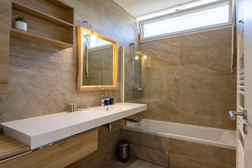 Salle de bain moderne à Villa Cloudbreak, Lège Cap Ferret avec vasque blanche, miroir lumineux, douche ouverte, baignoire