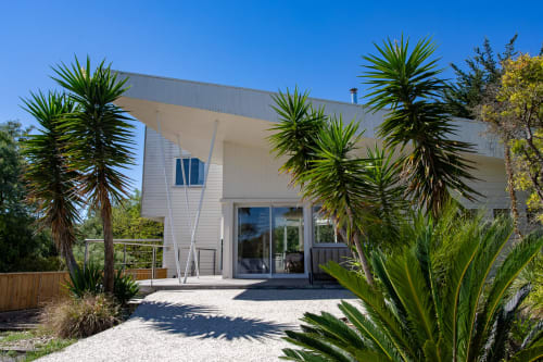 Villa blanche contemporaine à La Loge Du Bassin avec palmiers tropicaux, patio et vue sur le jardin près de l'océan à Lège Cap Ferret