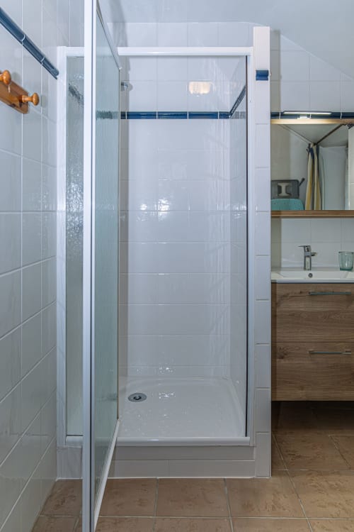 Douche à l'italienne moderne avec carrelage blanc métro dans la salle de bains du gîte Hortensia à la Ferme de Kervihern, Locoal-Mendon
