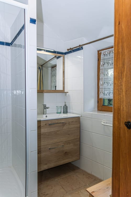 Salle de bain moderne avec vasque en bois, carrelage blanc métro et douche à l'italienne au gîte Ferme de Kervihern, Locoal-Mendon
