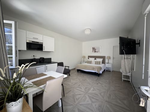 Modern studio apartment at Domaine de Bize in Mirepoix with kitchenette, dining area, and bedroom