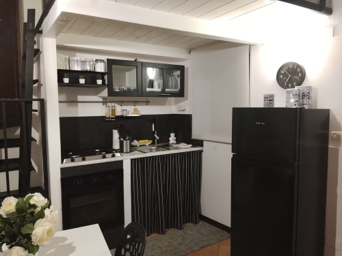 Cucina moderna bianco e nero nell'Appartamento Bianco di Case Vacanze Borgo i Stritti, Petralia Soprana, con fornello