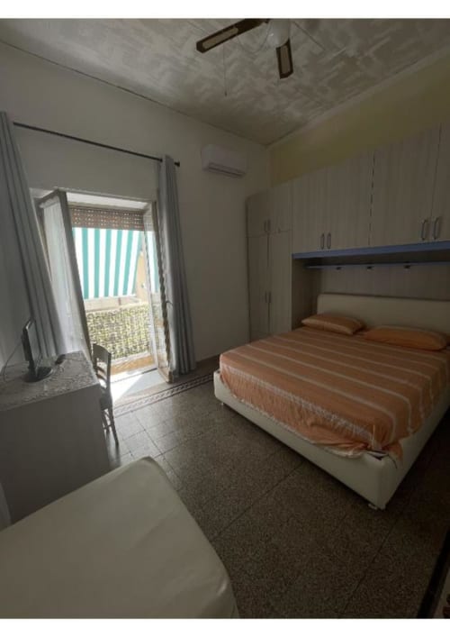 Camera luminosa dell'appartamento Casa Ida a Vietri sul Mare con letto matrimoniale, accesso al balcone e vista sul mare