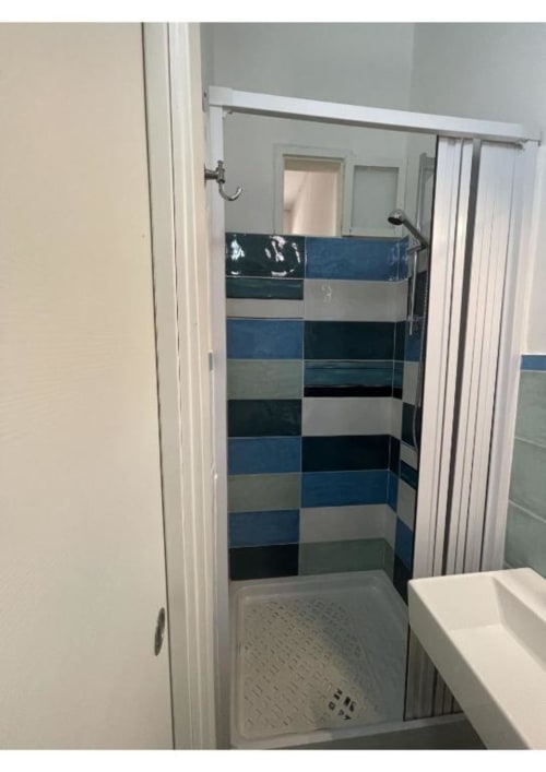 Moderno doccia con piastrelle blu e scure nella camera da bagno dell'appartamento Casa Ida 2, Vietri sul Mare