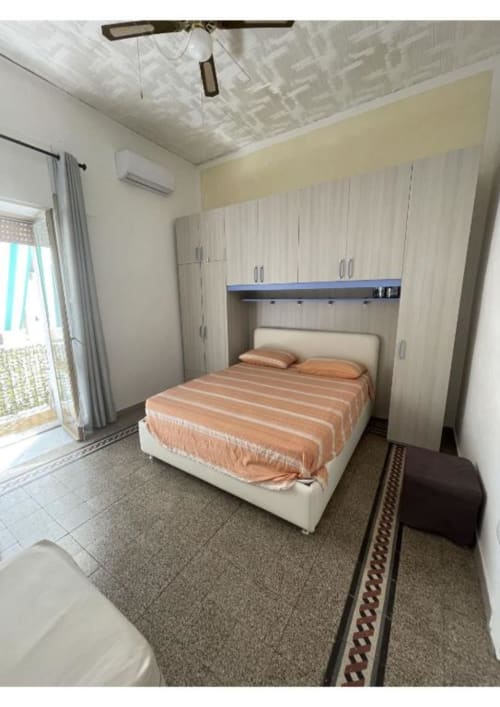 Camera da letto dell'appartamento Casa Ida 2 a Vietri sul Mare con letto matrimoniale, armadi a muro e accesso al balcone