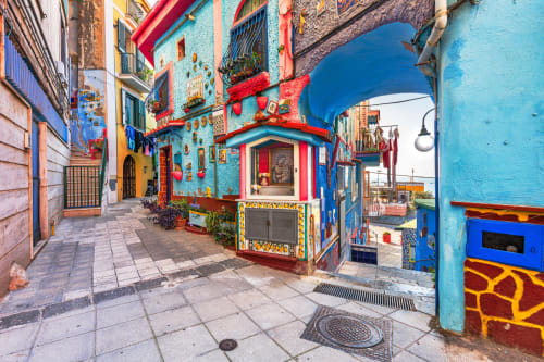 Vicoletto colorato di Casa Ida, caratteristico bed and breakfast a Vietri, Italia, con edifici turchesi, rossi e gialli