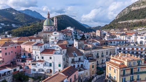 Colorato paesaggio di Vietri con chiesa a cupola e montagne, ubicazione della struttura ricettiva Casa Ida
