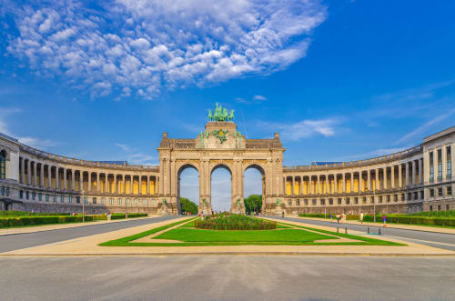 Monument du Parc du Cinquantenaire à Bruxelles près du B&B Place Jourdan avec pelouses verdoyantes et architecture historique