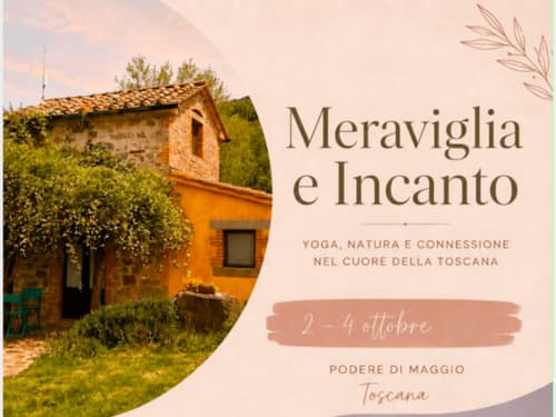 Villa toscana rustica a Podere di Maggio con tetto in terracotta, muri ricoperti di edera e manifesto benessere yoga