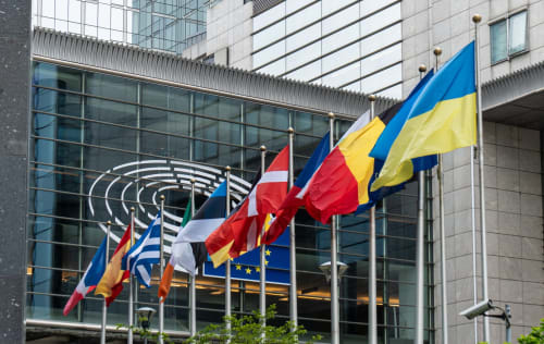 Drapeaux européen et ukrainien à l'entrée de la B&B Place Jourdan à Bruxelles