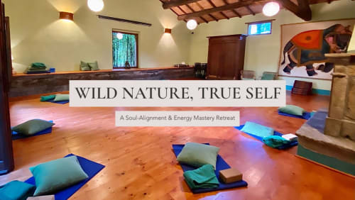 Studio yoga e meditazione a Podere di Maggio a Santa Fiora con pavimento in legno e cuscini colorati