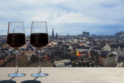 Deux verres de vin rouge avec vue sur la skyline de Bruxelles depuis la B&B Place Jourdan, Belgique