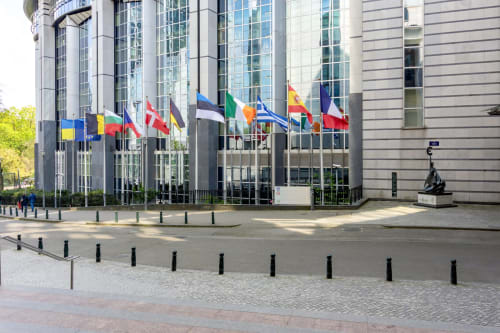 Drapeaux européens devant un bâtiment moderne près du B&B Place Jourdan à Bruxelles, Belgique