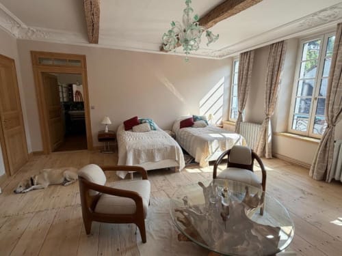 Chambre twin à la Maison Crone B&B à Castillon-en-Couserans avec vue sur la ville, parquet et décor d'époque