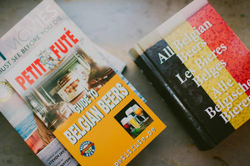 Guides de voyage pour la Belgique exposés au B&B Place Jourdan à Bruxelles