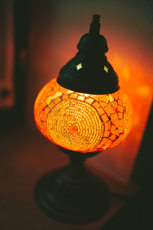 Lampe décorative orange brillante avec un chapeau noir au B&B Place Jourdan, hébergement bruxellois