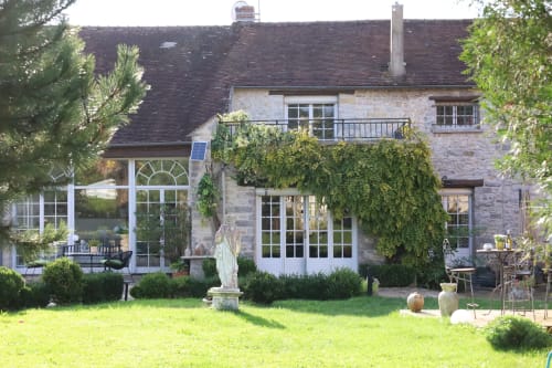 Domaine Chapelle BnB à La Chapelle-la-Reine : façade en pierre, vue jardin, terrasse et murs de lierre