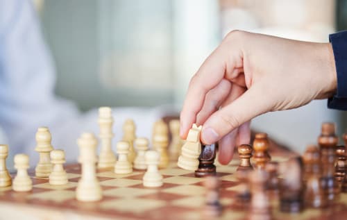 Joueur déplaçant une pièce d'échecs à La Grange Aux Étangs, un gîte à Sennely, France