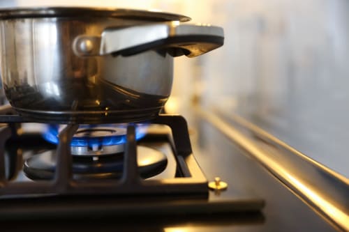 Cocotte-minute sur cuisinière à gaz à La Grange Aux Etangs, gîte à Sennely, France
