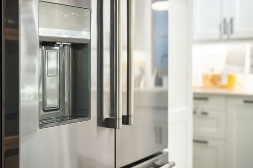 Réfrigérateur en acier inoxydable moderne avec distributeur d'eau dans la cuisine de La Grange Aux Etangs, Sennely France