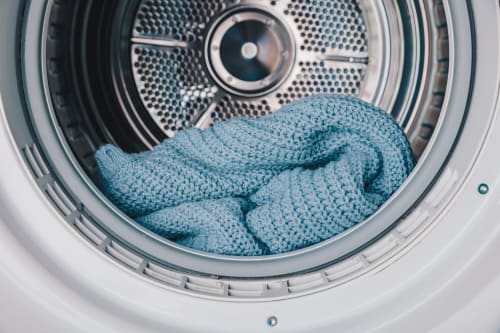 Serviettes bleues dans le tambour du sèche-linge à La Grange Aux Étangs, gîte à Sennely