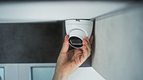 Installation d'une caméra de sécurité dôme blanche à La Grange Aux Étangs, gîte à Sennely, France