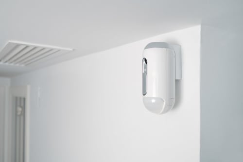 Distributeur de savon automatique fixé au mur blanc de la chambre d'hôtes La Grange Aux Etangs à Sennely, France