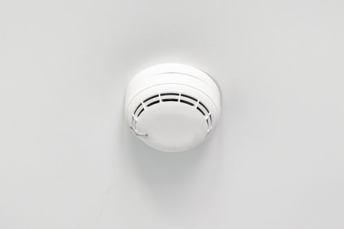 Détecteur de fumée blanc fixé au plafond de la maison d'hôtes La Grange Aux Etangs, Sennely
