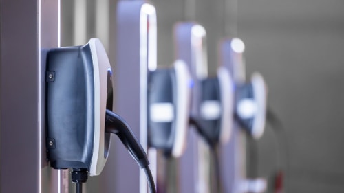 Bornes de recharge pour véhicules électriques à la Grange Aux Étangs à Sennely, France, avec connecteurs illuminés