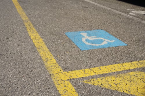 Place de parking accessible avec symbole fauteuil roulant à La Grange Aux Étangs, Sennely