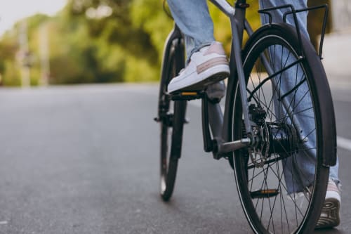 Personne à vélo près de la Grange Aux Étangs à Sennely, France, entourée d'arbres verdoyants