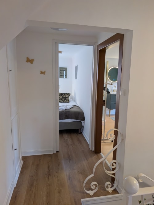 Hallway view of Bi d'Tante Irène cottage at Bi d'Grosseltere B&B in Kirrwiller, showing bedroom access