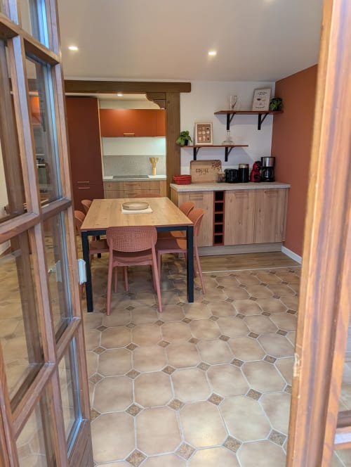 Cottage kitchen-dining area at Bi d'Grosseltere, Kirrwiller with terracotta accents and wooden furnishings