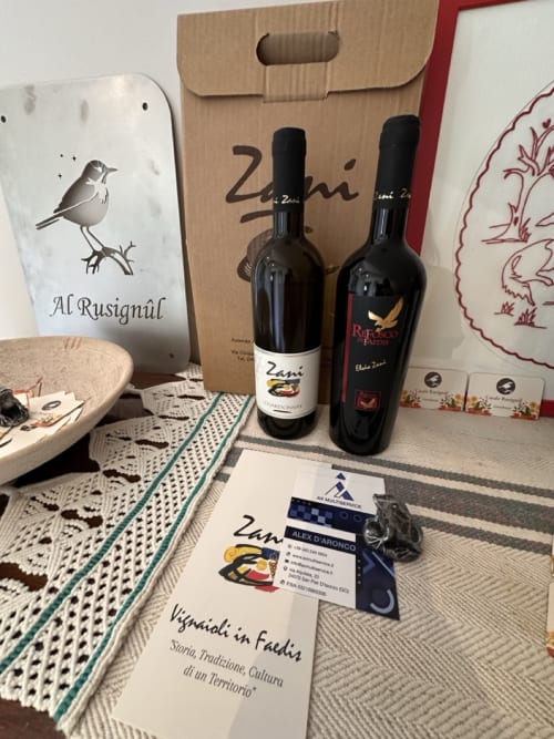 Set regalo vini di Casale Rusignûl con due bottiglie, piatto in ceramica e confezione brandizzata da Basegliano, Italia