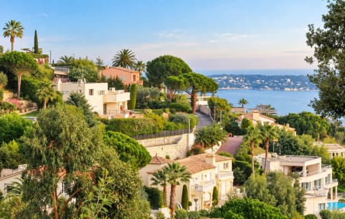 Villa de luxe à Cannes avec vue sur la Méditerranée, palmiers et architecture en terre cuite