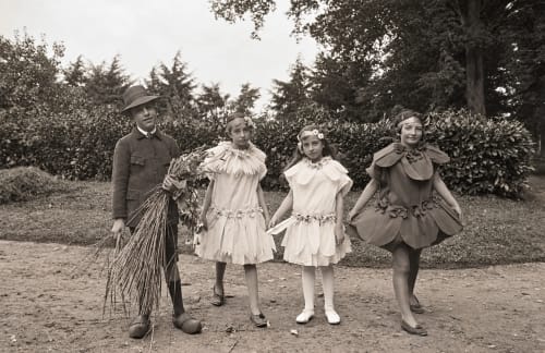 Photo vintage d'enfants dans le jardin du Domaine de Bort, propriété historique près de Limoges, France