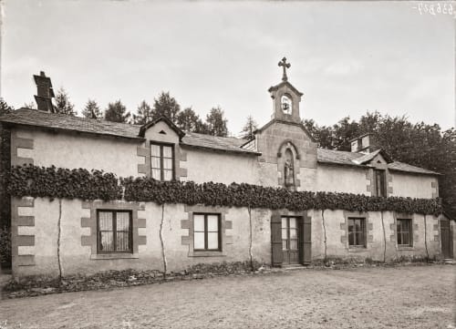 Chapelle historique en pierre avec croix au Domaine de Bort près de Limoges, France