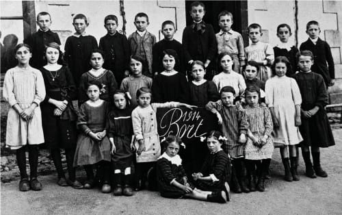 Photo de groupe en noir et blanc d'écoliers près de Limoges, France, en 1914