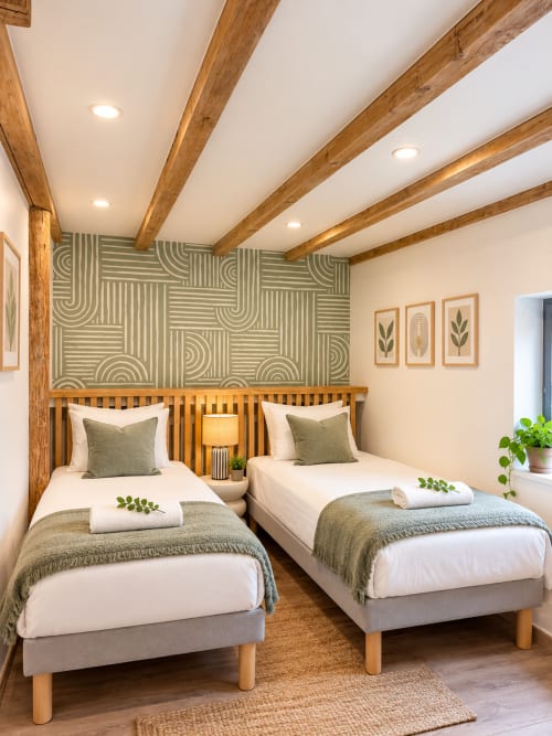 Chambre twin à Mattbnb Metz avec poutres en bois, tête de lit motifs verts et design moderne