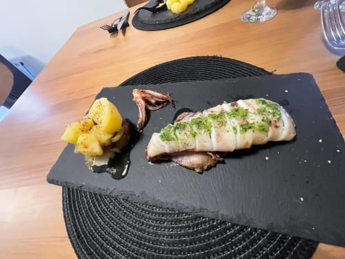 Plat de mariscos amb peix amb crosta d'herbes, bolets i patates rostides a L'Algars, Tarragona