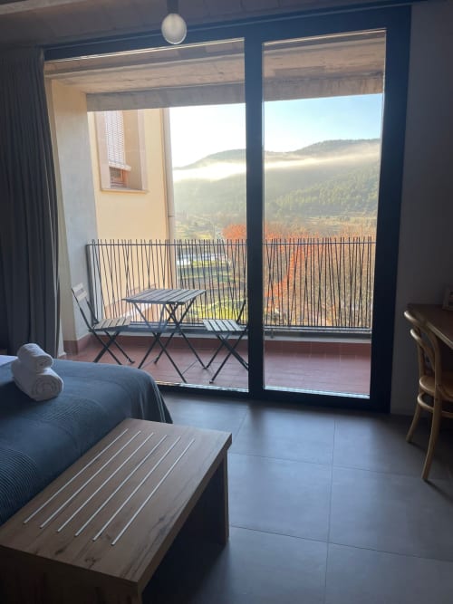 Habitació Cariñena amb balcó amb vistes a muntanyes boscoses a L'Algars Hostal Boutique, Tarragona