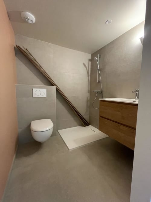 Salle de bain moderne à La cour des Agapanthes : toilettes murales, douche ouverte, meuble vasque en bois et carrelage beige