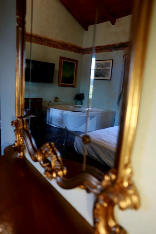 Suite lussuosa presso B&B Cascina Tavella con letto matrimoniale, TV a schermo piatto e vista sulle montagne a Rivalta di Torino